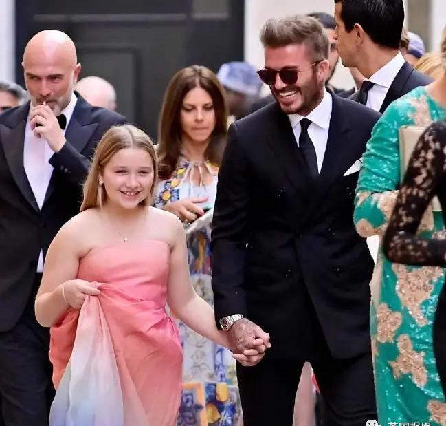 贝嫂狂晒48岁小贝半裸翘臀照，全球网友狂欢：谢嫂子带看男菩萨！