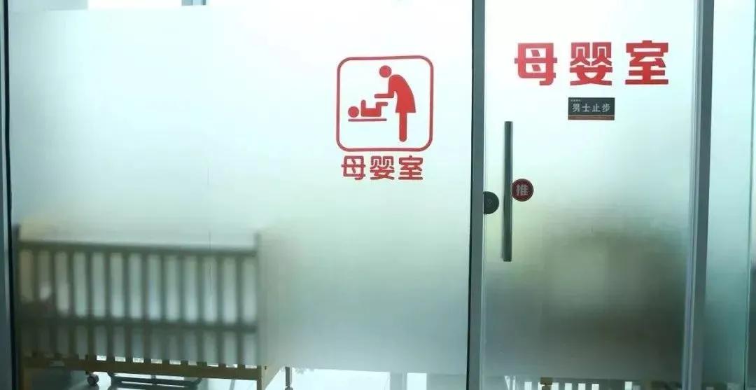 太不体面了！公共场合居然撩起衣服给ta喂奶？