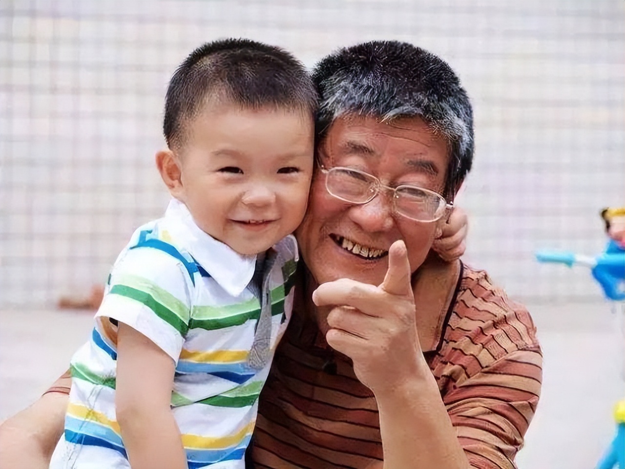 为什么孩子跟着奶奶反而更不听话,孩子长大后为何不太亲近奶奶