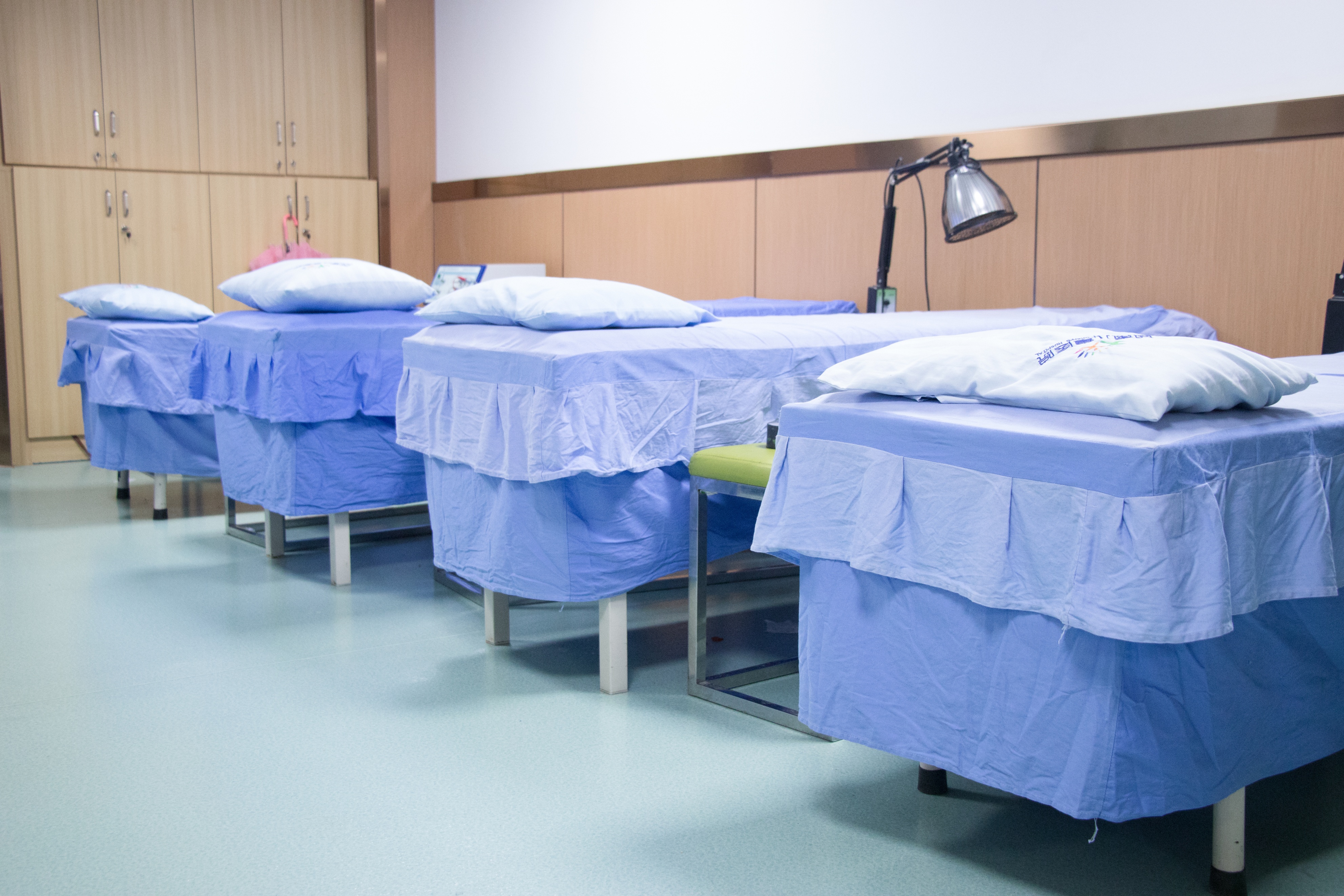 自闭症干预训练选择医院还是机构,成都哪个医院能做自闭症评估