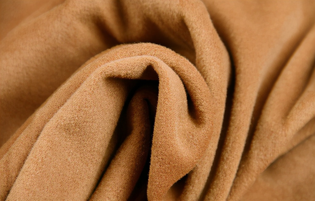 男士黑色羊绒中长大衣最佳搭配,男士第一件羊绒大衣选什么款式