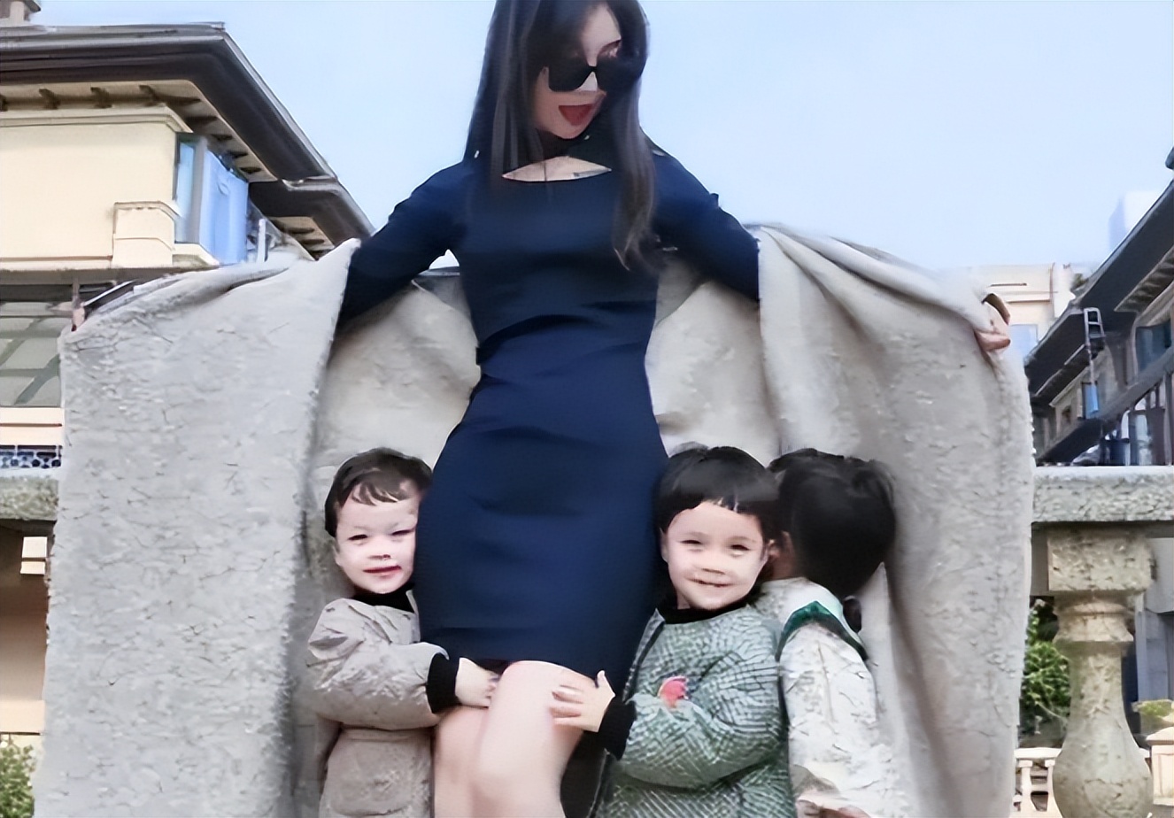 闺蜜花20万试管生混血宝宝视频,30岁女模特试管生下混血三胞胎