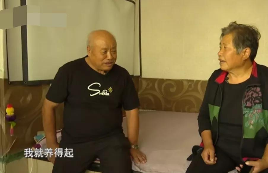 69岁女子杨某相亲70岁男子陈某，交谈甚欢，哪料杨某说存款得上交