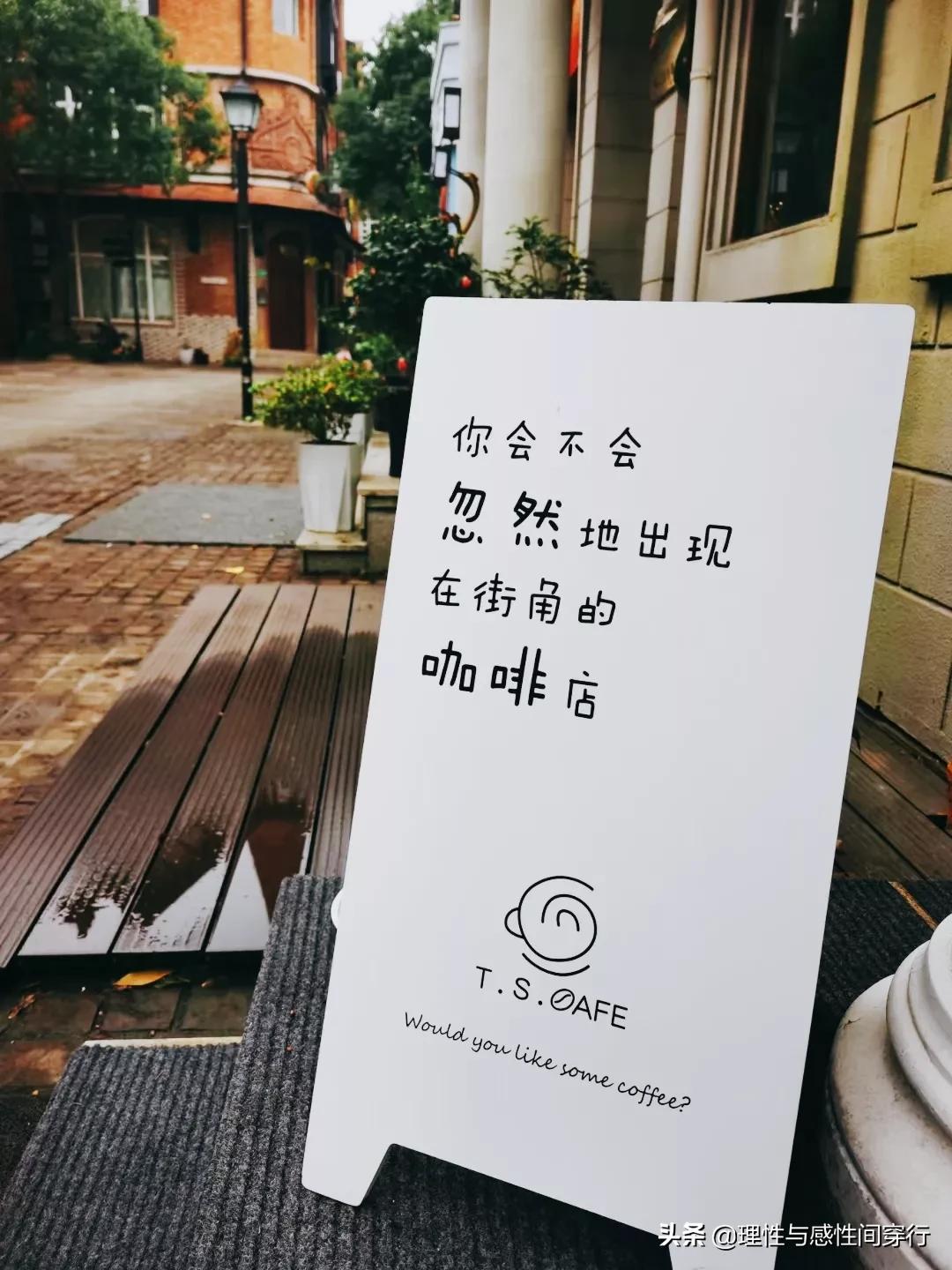 隔海相望，我在这头，静守似水流年，你在那头，淡看烟火人间