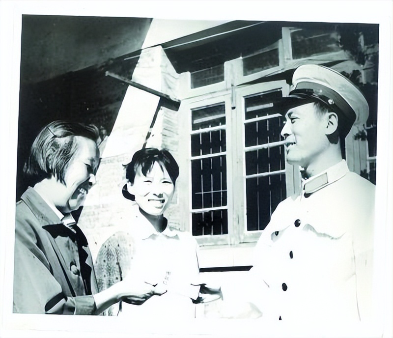 苏联专家给公安上课，突然被捕，局长笑言：老韩，我找你好苦