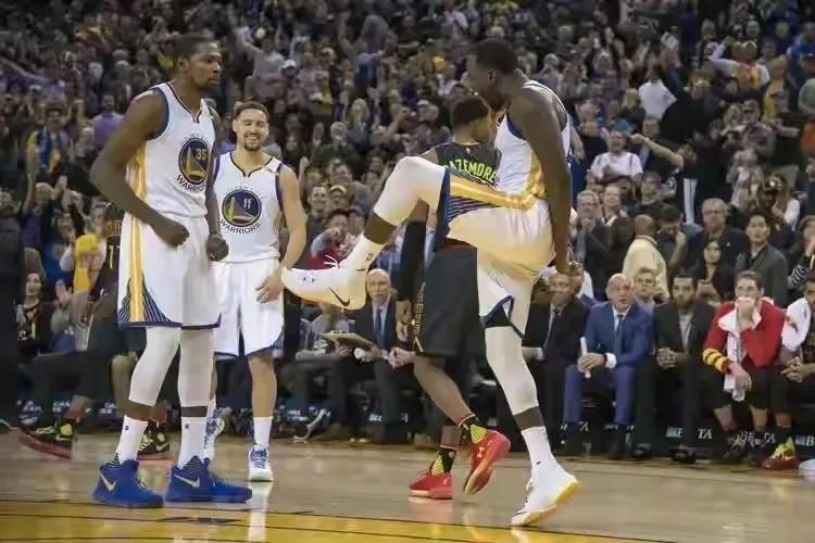 休赛期字母哥,休赛期球星打球