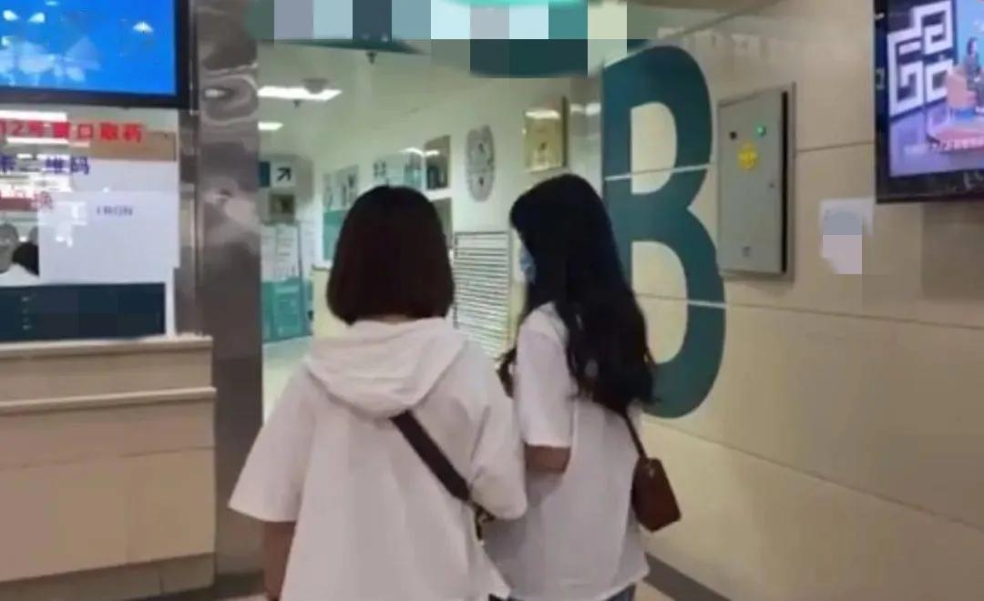 少女腹痛恶心一月，家长以为是怀孕，来医详查后发现问题很严重