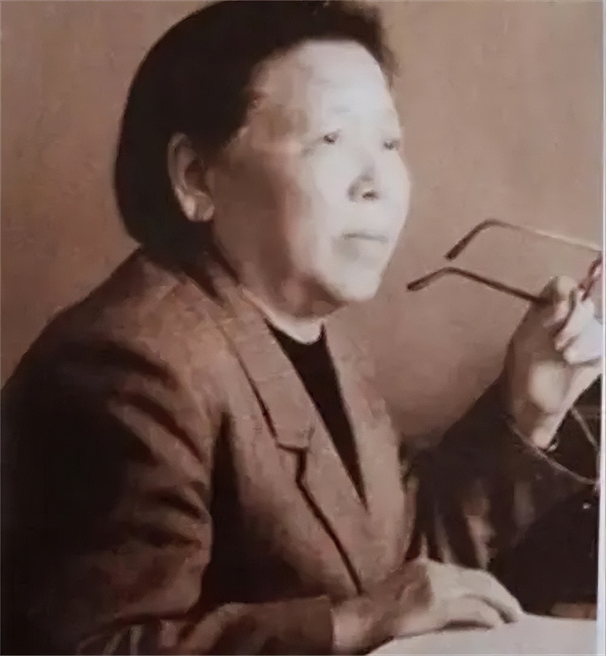 71年周总理让高岗妻子在图书馆工作，毛主席不同意：必须到教育部