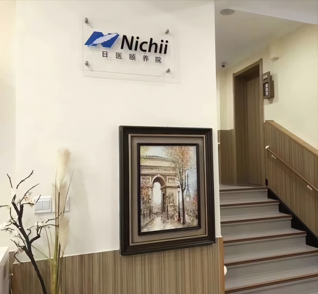 老兵被养老院护工打爆眼球,73岁老人被养老院护工打爆眼球