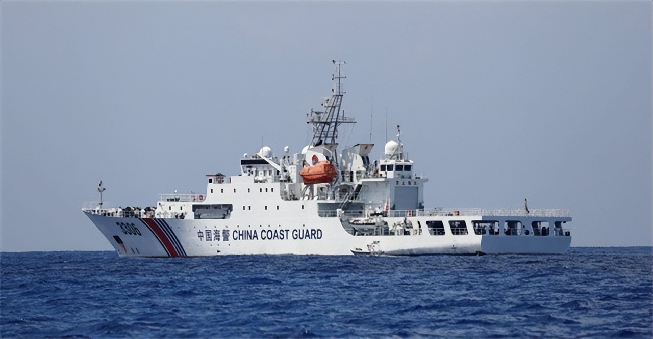 中国海警和日本巡逻船对峙,中国海警船超近驱离日本舰艇