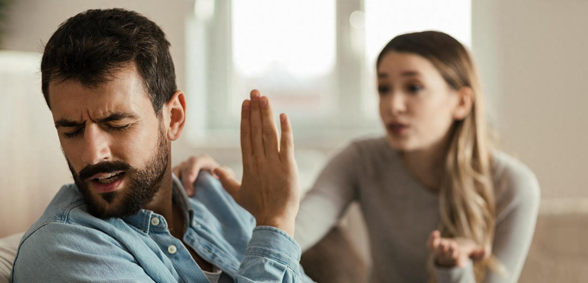 我是52岁的老光棍，娶了一个38岁的处女，新婚当晚差点儿被吓尿了