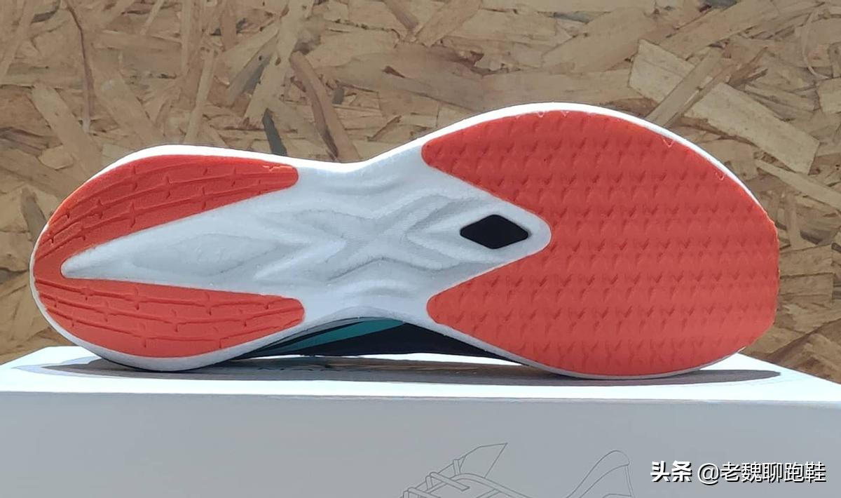 软弹脚感，优秀外观：脚感不输顶级跑鞋的特步新秀，半价就能入手