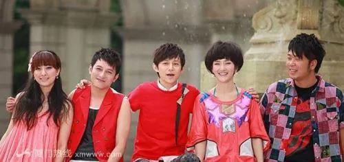 17年努力护着4个兄弟姐妹，最后却都离他而去，何炅老了，也累了