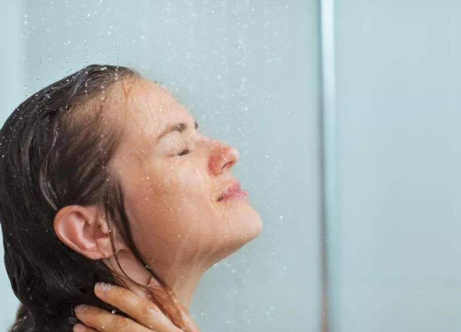 女性洗澡时喜欢“站着尿尿”？4个生理常识，或许对你有益