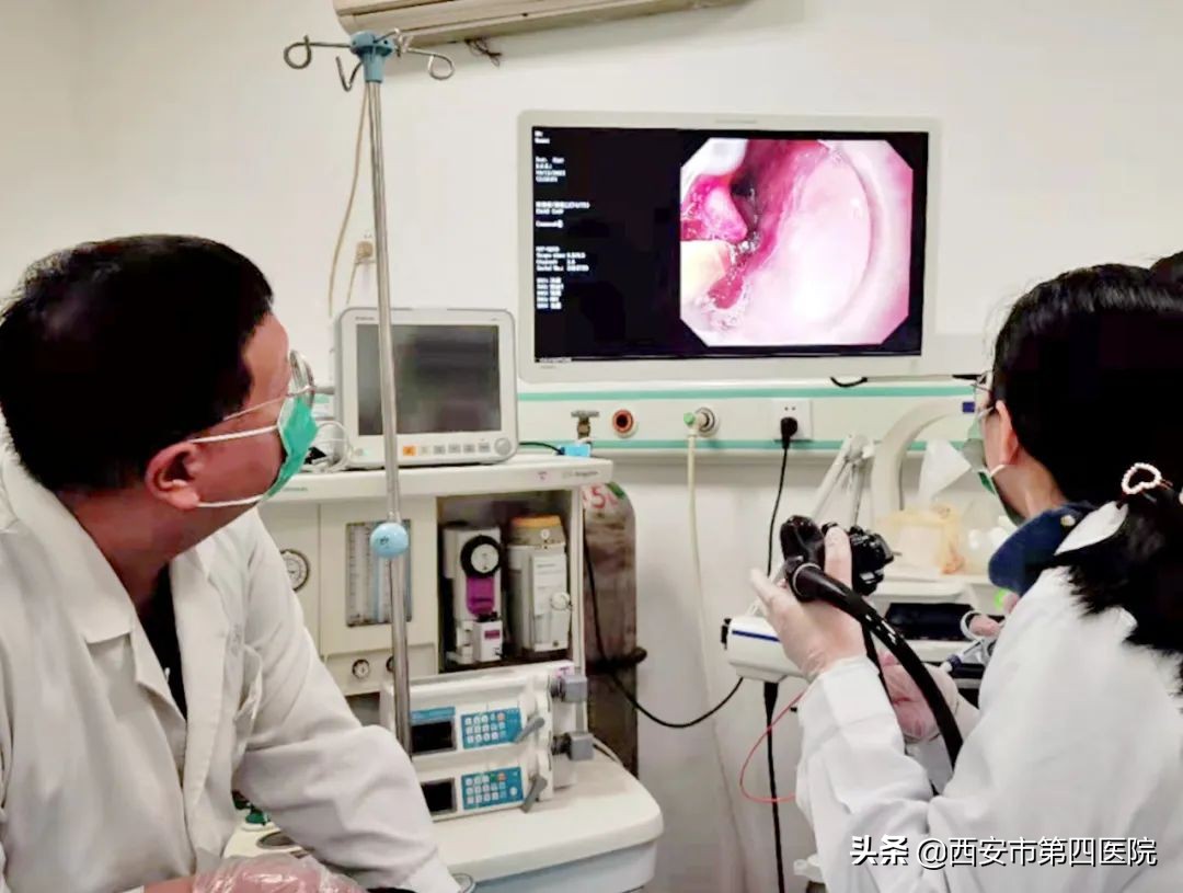 #健康中国行动2030#【吃鸡有风险！六旬老人不慎将4cm鸡骨头卡在喉咙】