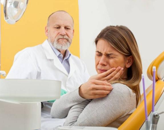 牙龈肿痛多久都不好什么原因,牙龈肿痛可能是哪种疾病的前兆