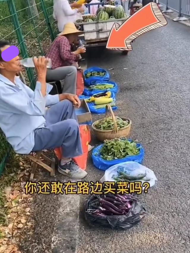 为让青菜有水分，卖菜的大妈用嘴巴给青菜喷水，太不讲究卫生了