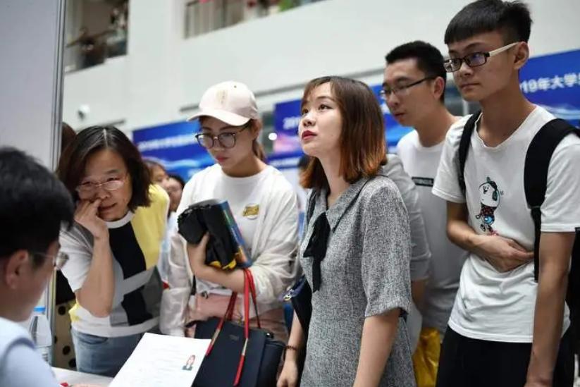 社招跟校招的薪资差距,校招进的公司和社招待遇一样吗