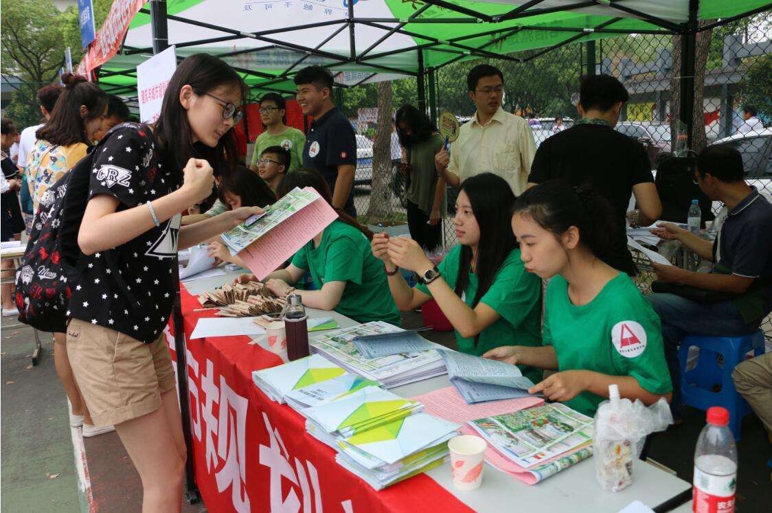 大学生开学寄快递人多,大学生面临开学的反应