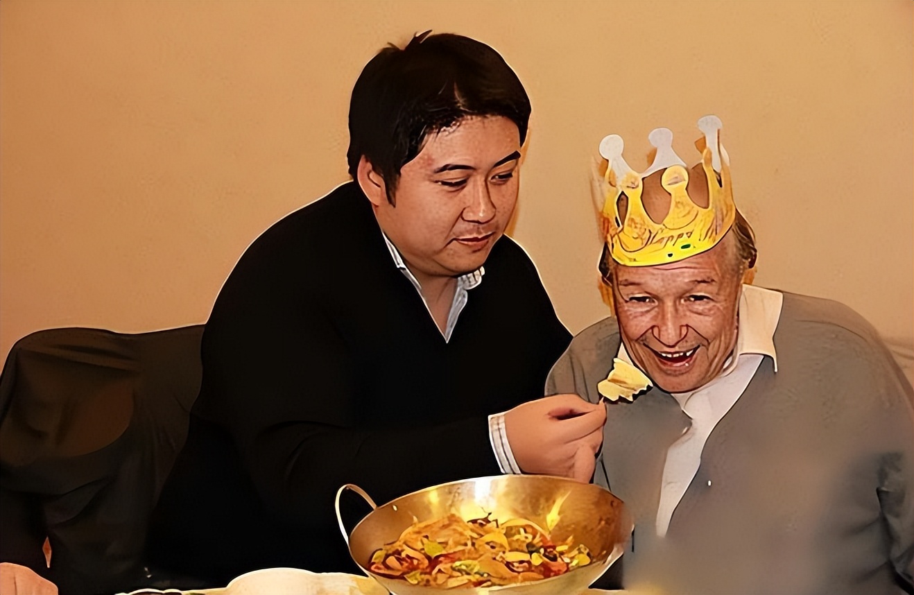 中国小伙为报答英国孤寡房东,中国小伙为瑞士房东养老送终