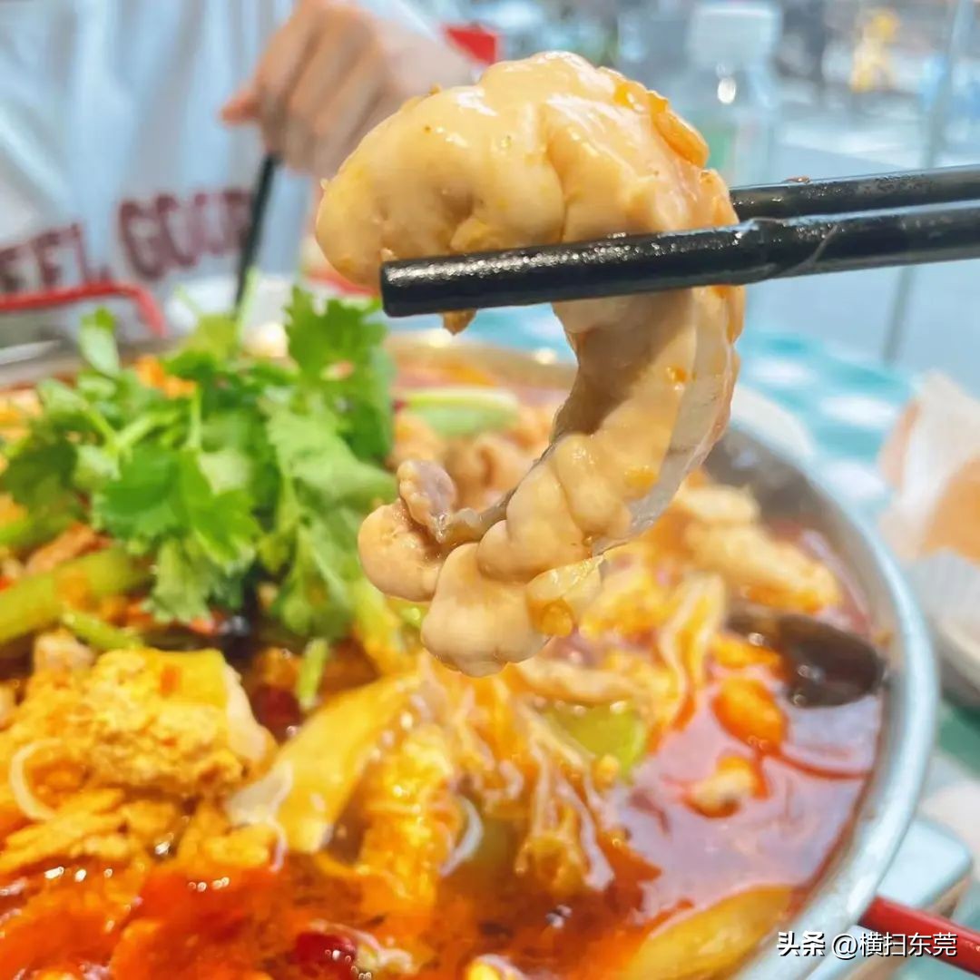 南城县夜宵排档一条街,附近大排档生蚝99元100只