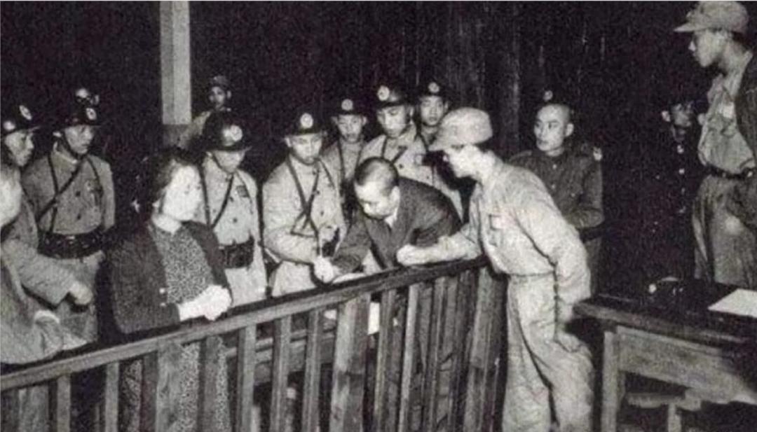 雕像被斩首、枪击、泼油漆！“*独台**分子”为何这么痛恨蒋介石？