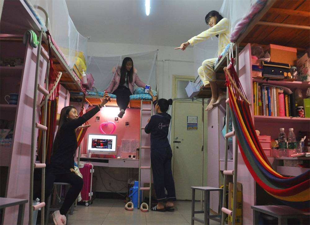 “卧铺一样的大学宿舍”,硬着头皮选了中铺,都是学习不好惹的祸