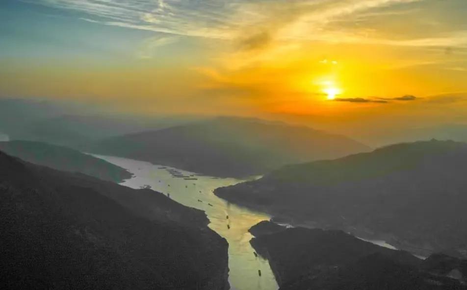 朝辞白帝彩云间中的白帝城指,早发白帝城和朝辞白帝彩云间