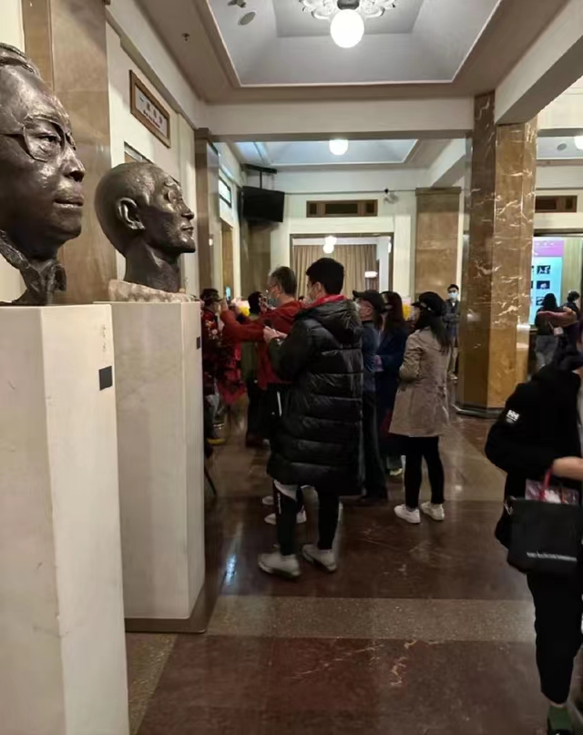 14岁康康接妈妈下班，身材高大“长相帅气”，妥妥的帅哥一枚