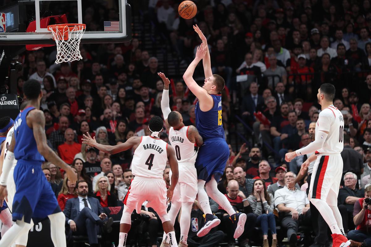 为什么篮球足球影响力那么大,中国足球篮球普及