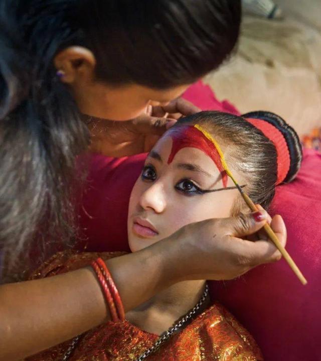 最神秘的尼泊尔女神,尼泊尔神女国王为她下跪的样子