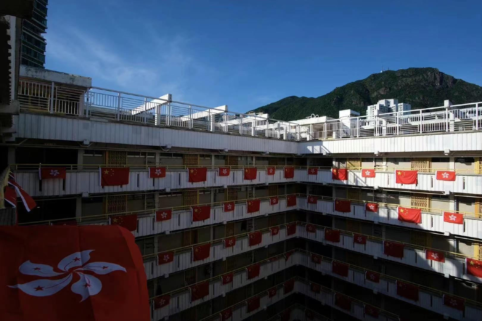 香港居民楼挂五星红旗图文,香港居民楼五星红旗