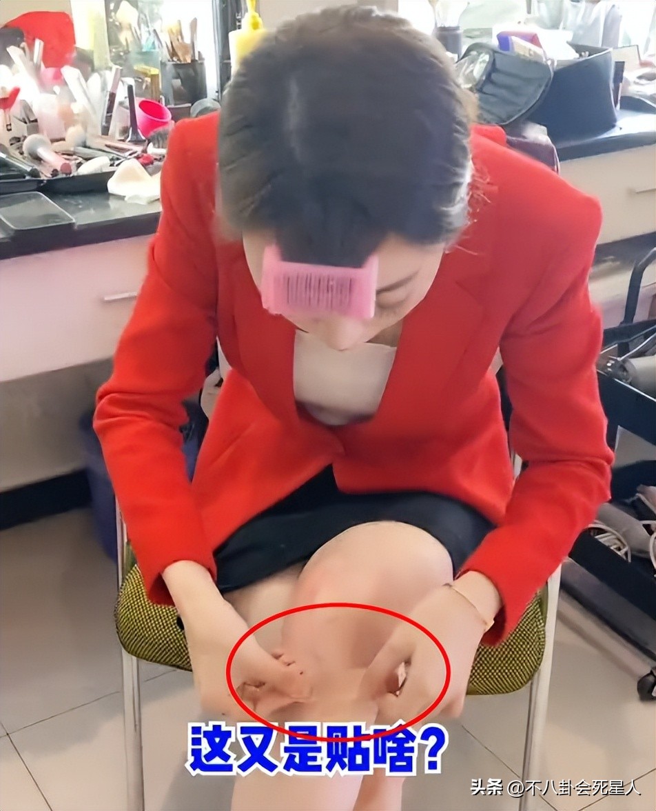 戴假发、穿半截西装、贴胶带瘦脸,原来央视的主持人这么“假”