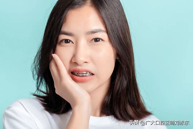 戴牙套的牙一上火就疼怎么回事,牙齿戴了牙套一咬就疼怎么回事