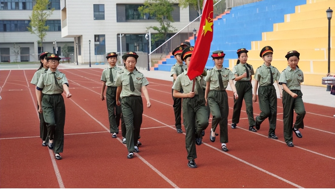 高举队旗跟党走争做优秀少先队员,高举队旗跟党走争做新时代好少年