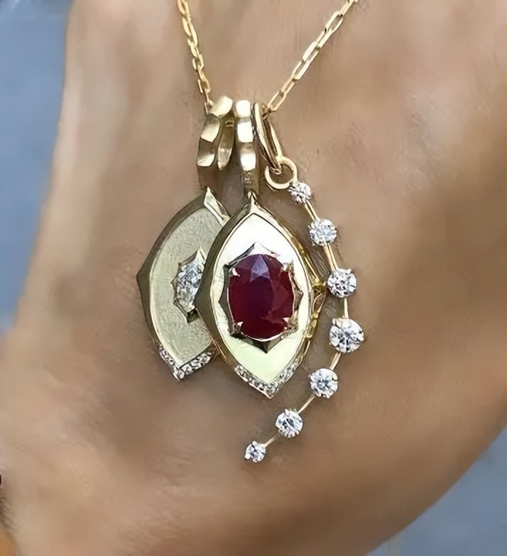 羡慕英王室“传家宝”数不胜数？学会这几招，你的珠宝盒也能常戴常新