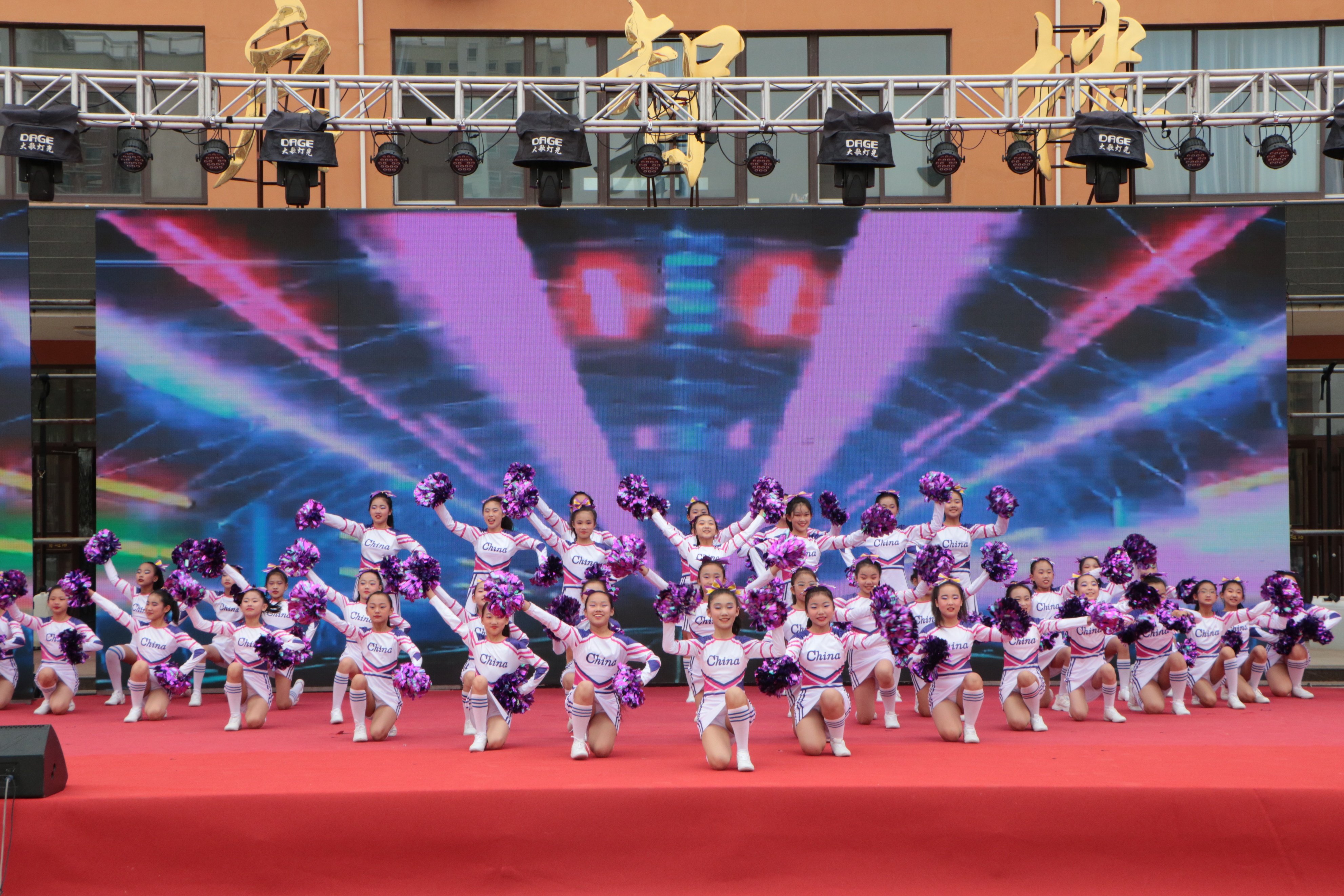 小学举办庆六一绘画展,六一校园艺术展演绘画