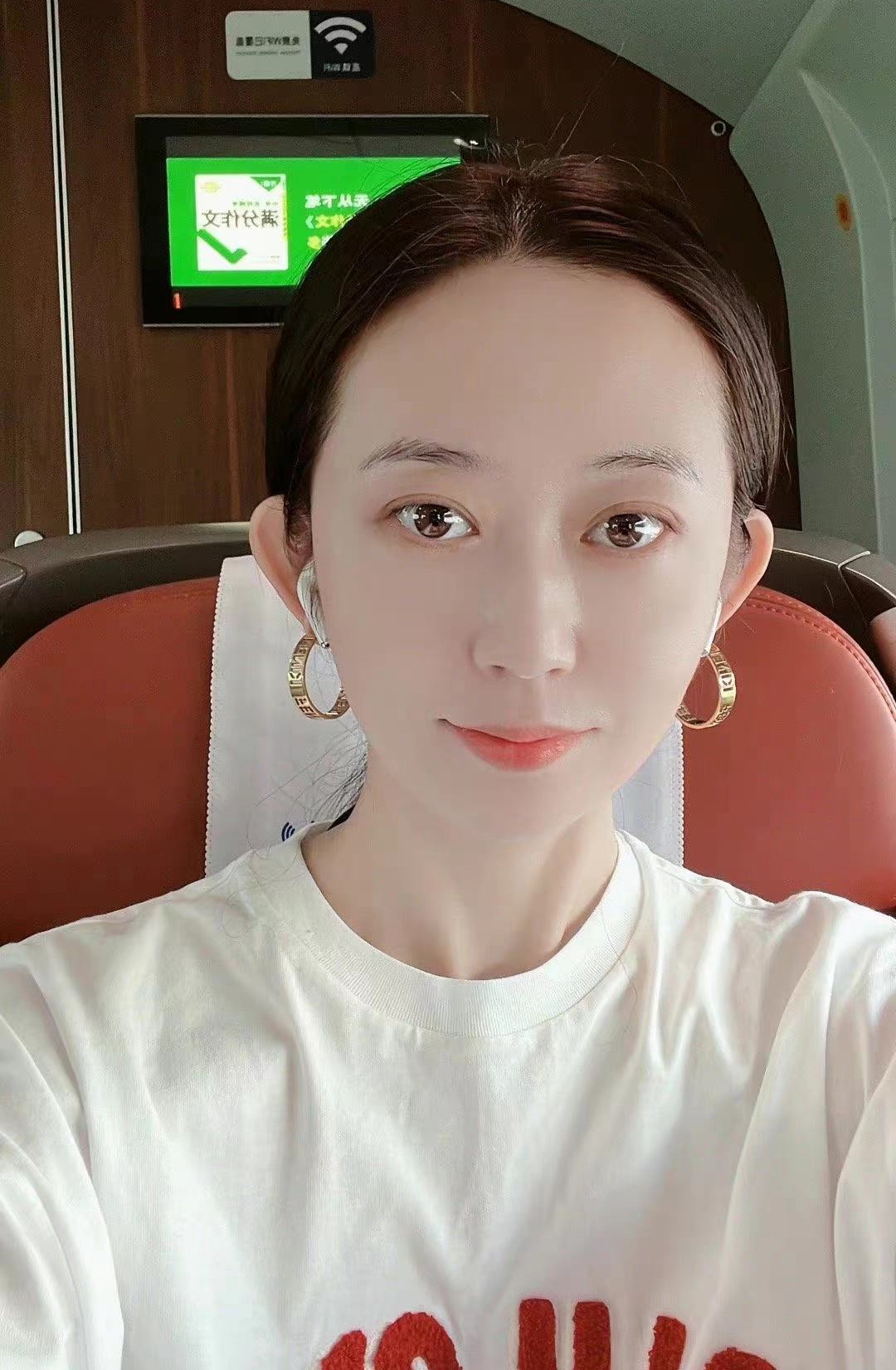 富婆为圆明星梦出资找小鲜肉演情侣？开机时男主一脸“生无可恋”