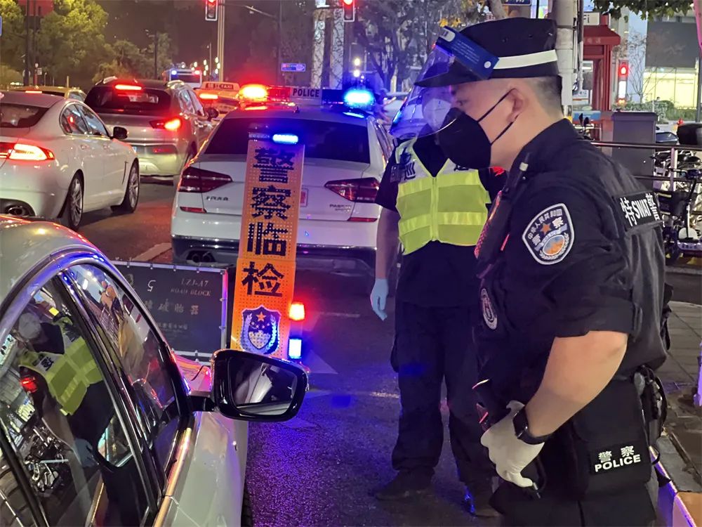 【夏季治安打击整治“百日行动”】上海黄浦：警灯闪烁，夏夜守护