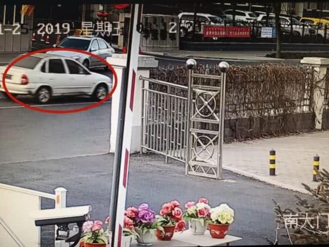 变态已婚男模仿网络视频开场白，光天化日下暴露下半身骚扰女性