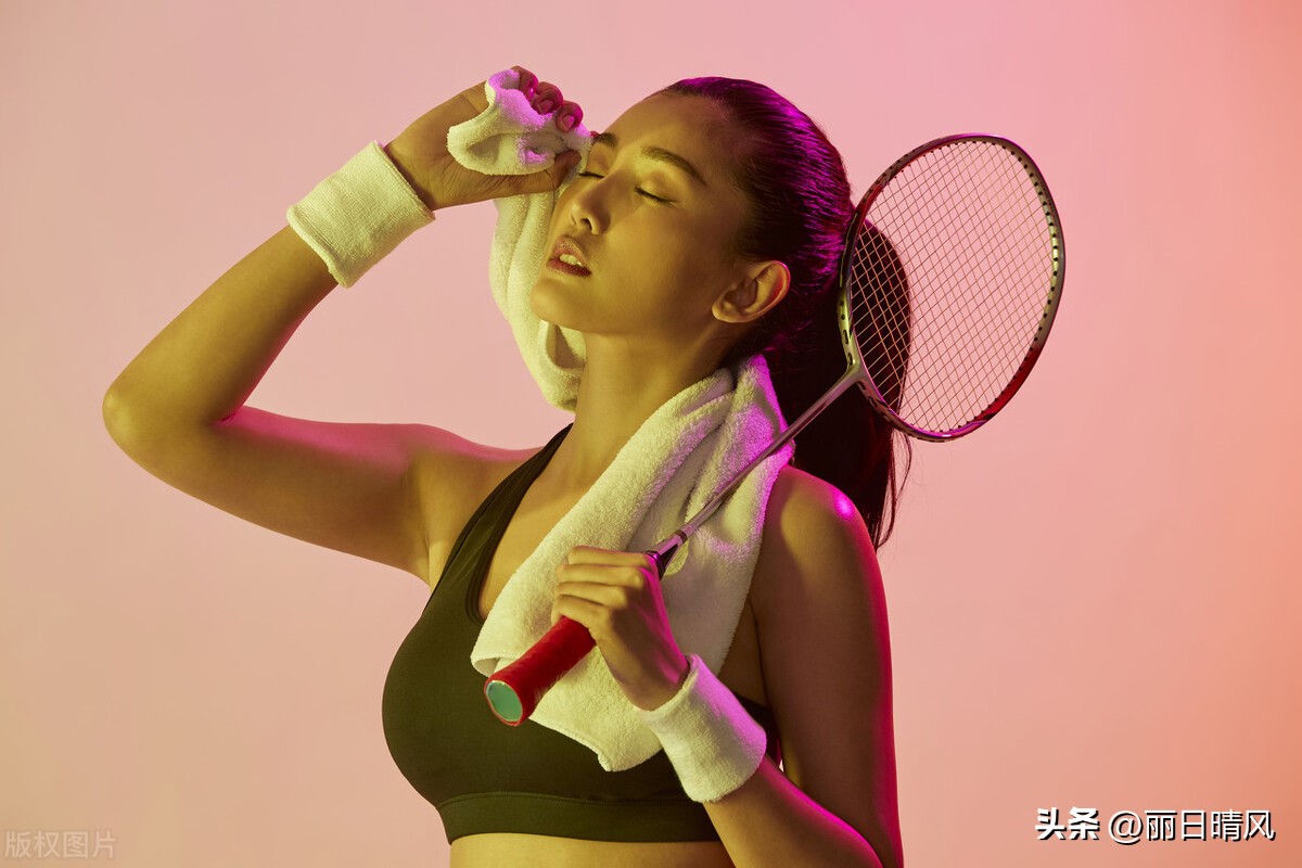 羽毛球居家锻炼因为热爱所以坚持,日常业余羽毛球运动