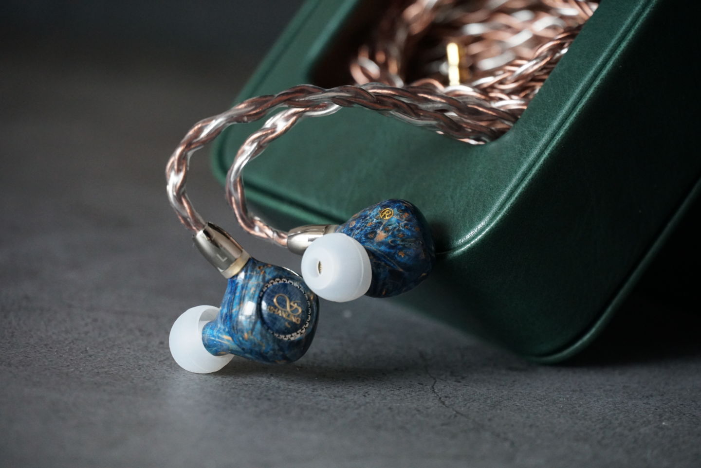 就像是送到宫里的耳机，仅3000元出头，靛蓝色木制入耳式动圈杰作