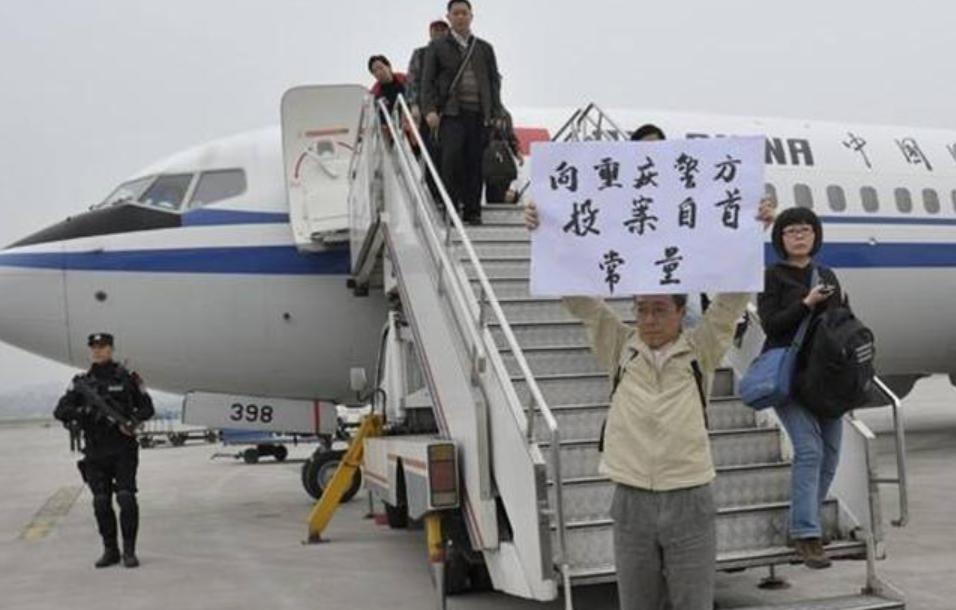 重庆亮点茶楼女老大：把茶楼变淫窝，防检查带小姐进行应急演练