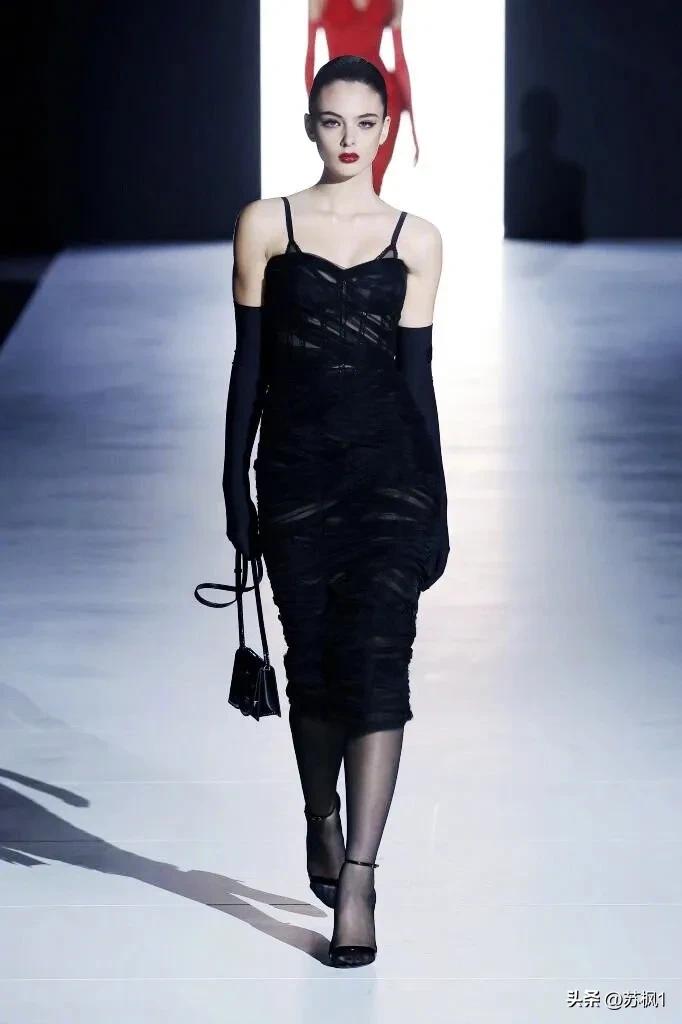 在我没有告诉你她爸妈是谁之前，你觉的她这张街拍美不美？