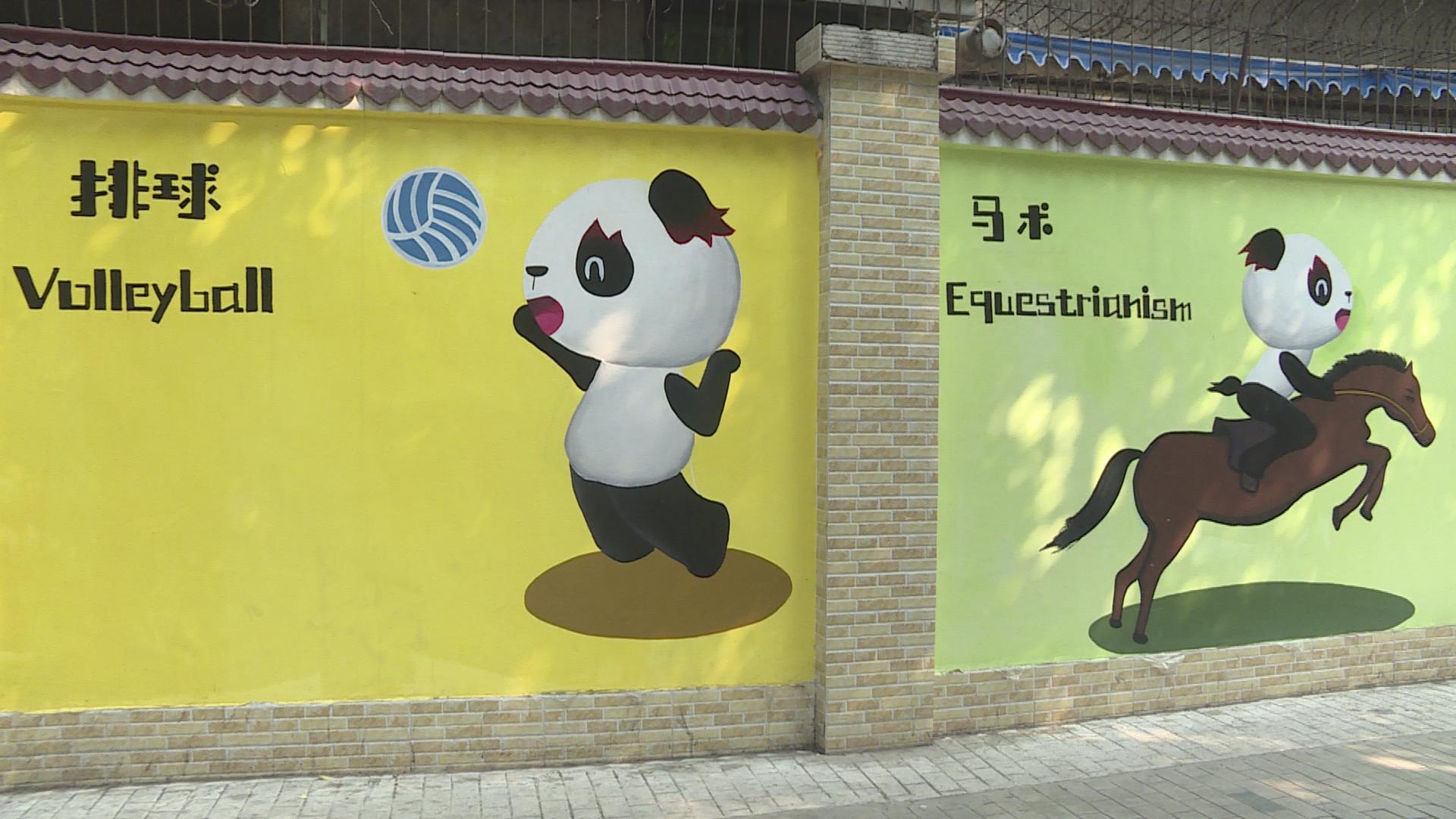 蓉宝街头,蓉宝参观大运会媒体中心