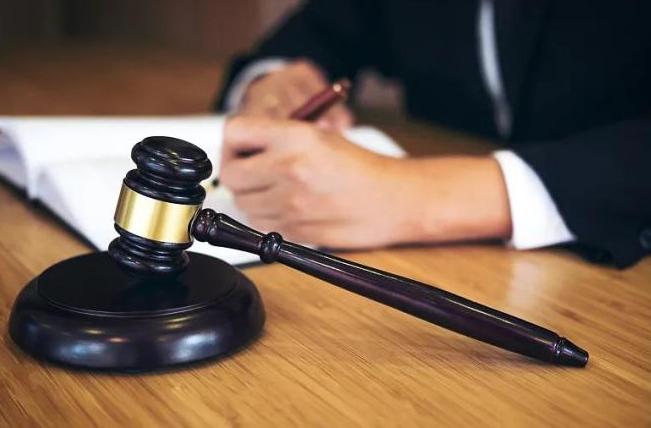 因法律法规原因造成的违约,承担违约责任的法律依据和方式