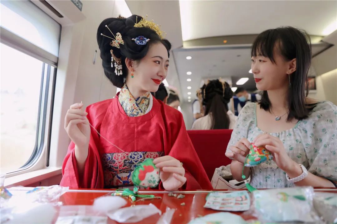 动车上的沉浸式端午诗会，你遇到了吗？