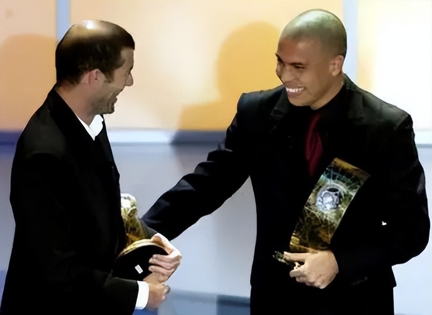 齐达内在足坛什么地位,齐达内能被称作球王吗