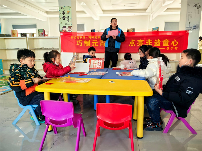 举办新时代文明实践元宵节花灯展,缤纷的冬日灯笼制作