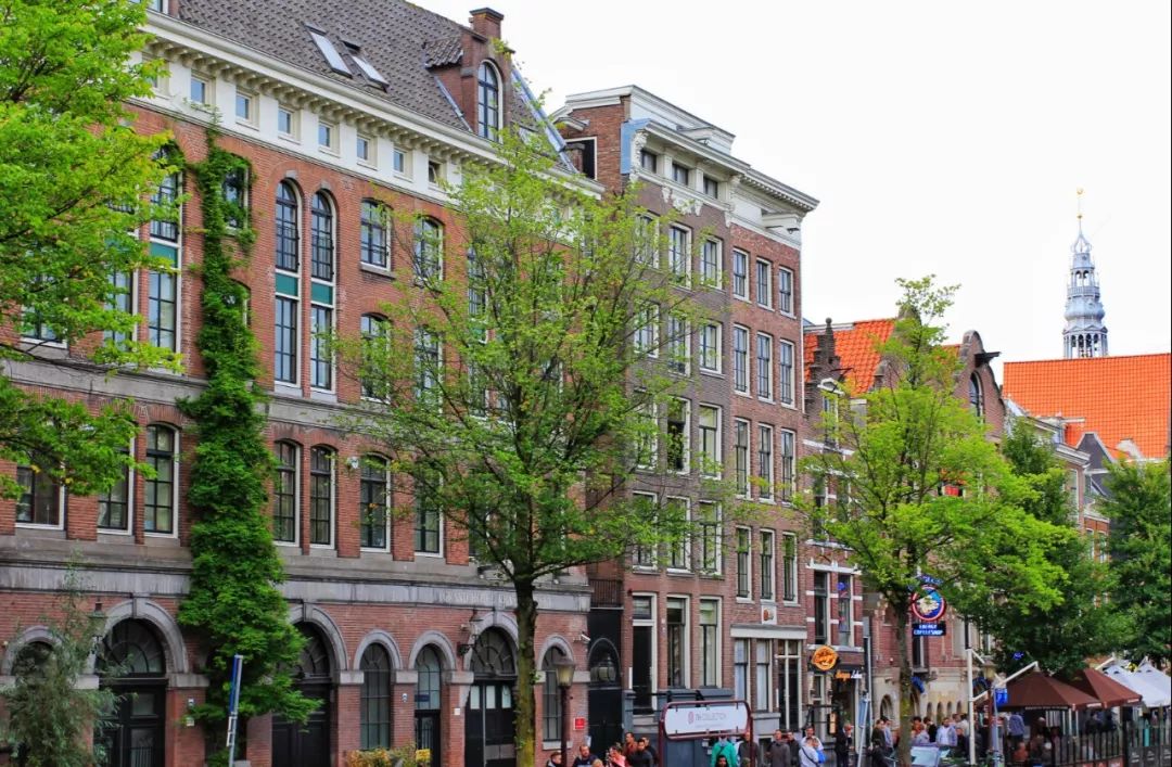 开车去欧洲第23集:在阿姆斯特丹*灯区红**,2名荷兰壮汉挑衅被我怼